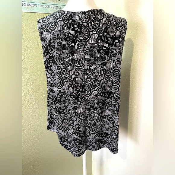 Apt. 9 Women's Sleeveless blouse, Size OX - Picture 4 of 4